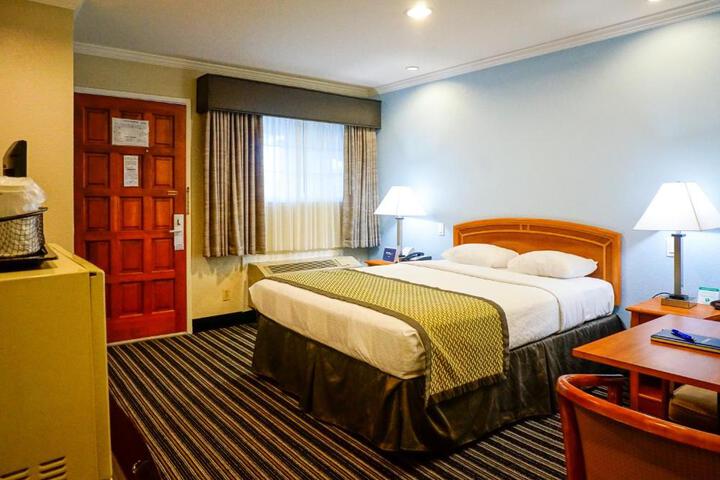 1 Queen Bed (14 of 16)
