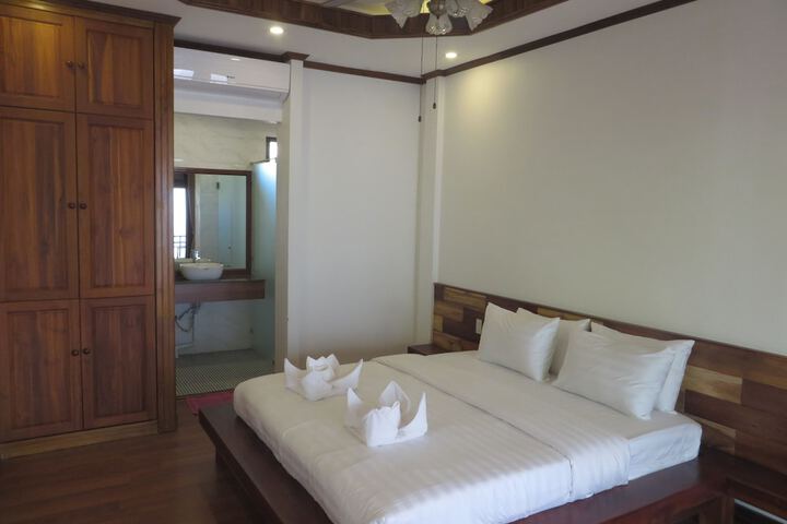 Room 6 of 32