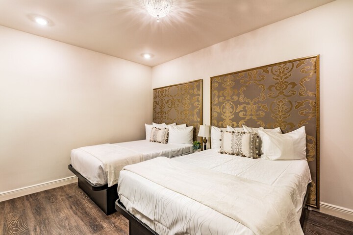 Room 43 of 182