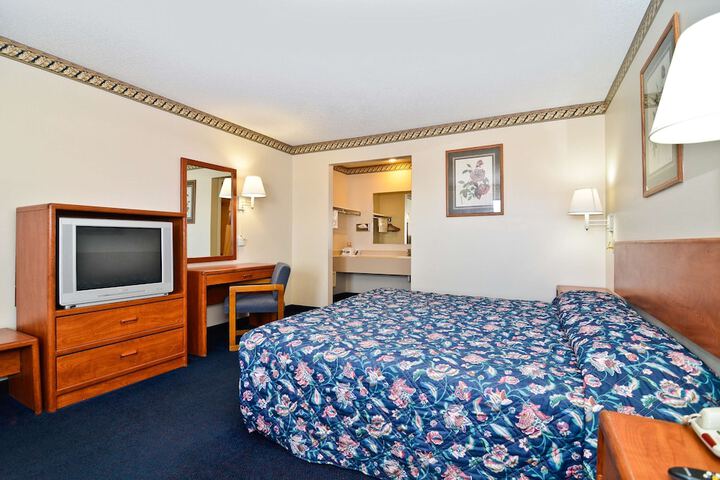 1 King Bed (4 of 9)