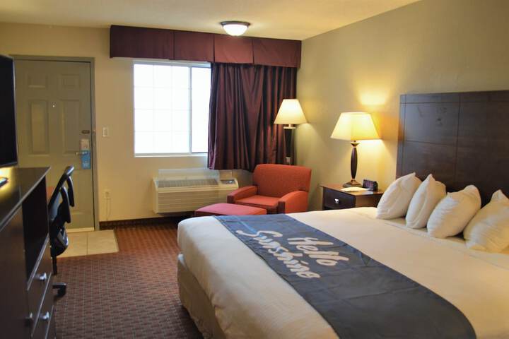 1 King Bed (6 of 10)