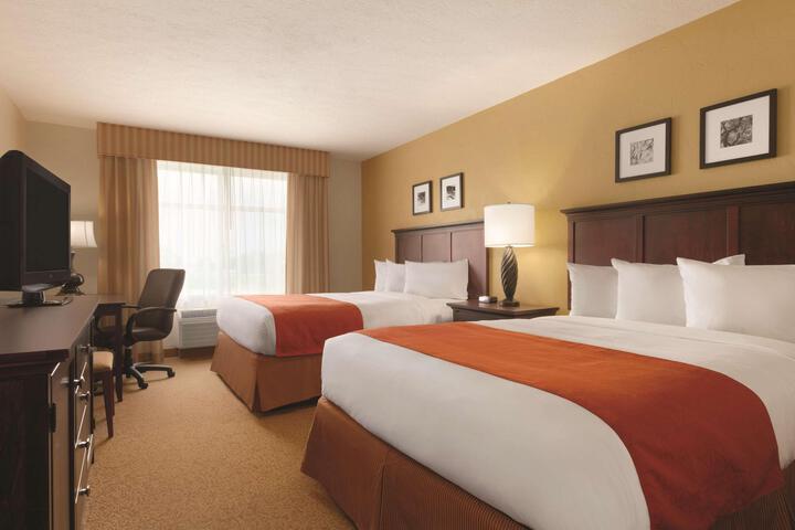2 Queen Beds (2 of 4)