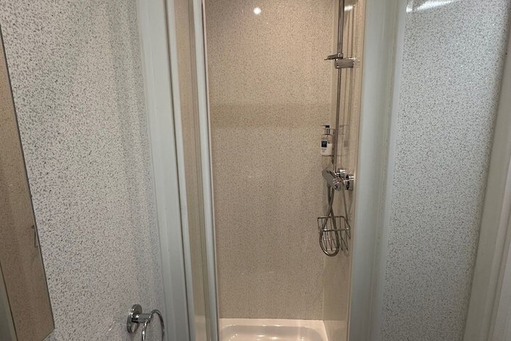 Room 140 of 193