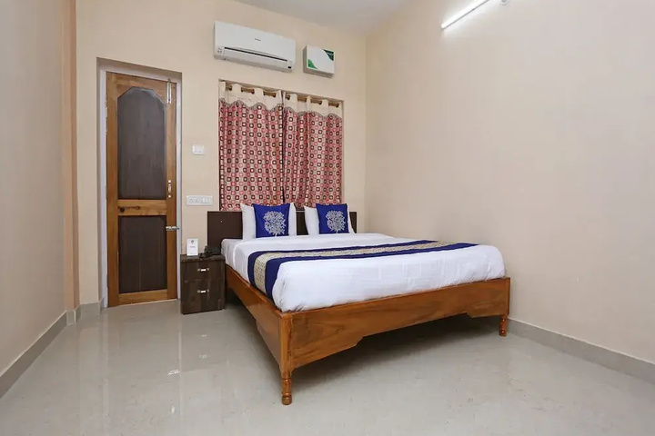 Room 4 of 12