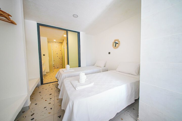 Room 10 of 48