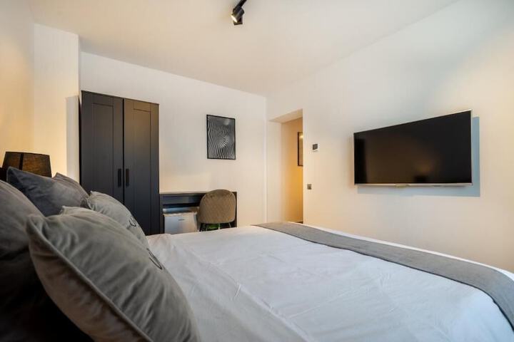 Room 2 of 92