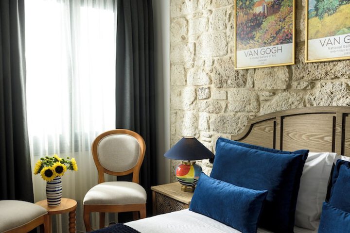 Room 4 of 75