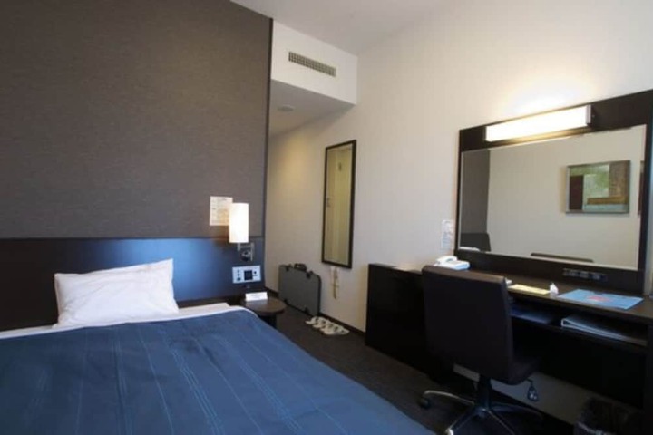Room 8 of 38