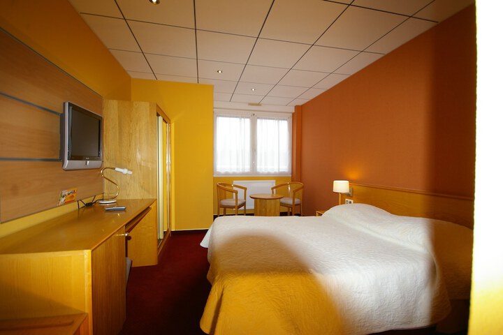 Room 2 of 42