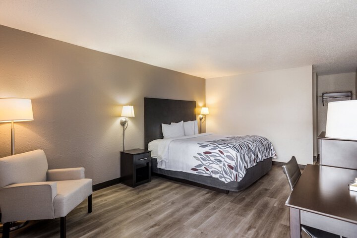 Deluxe King Bed (3 of 8)