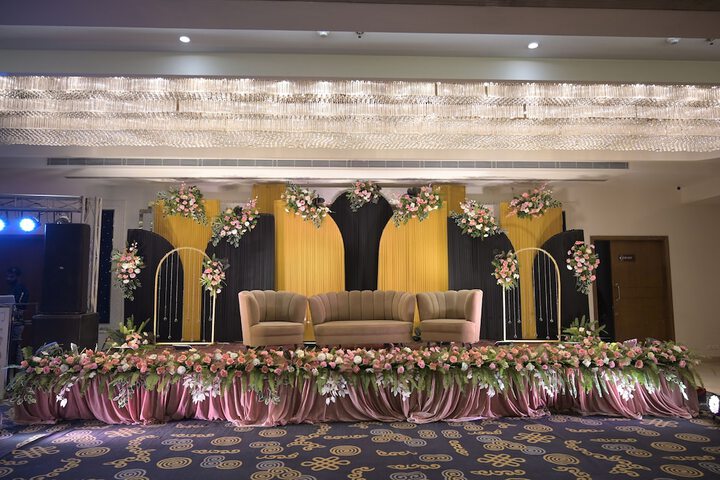 Ballroom/Hall 28 of 37