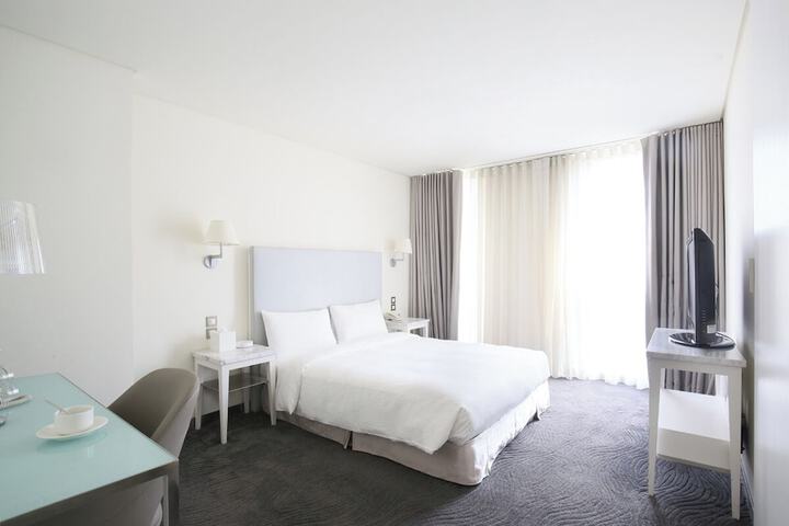 Room 32 of 80