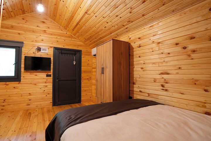 Room 9 of 37