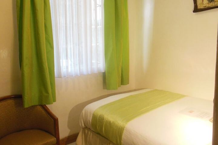 Room 9 of 40