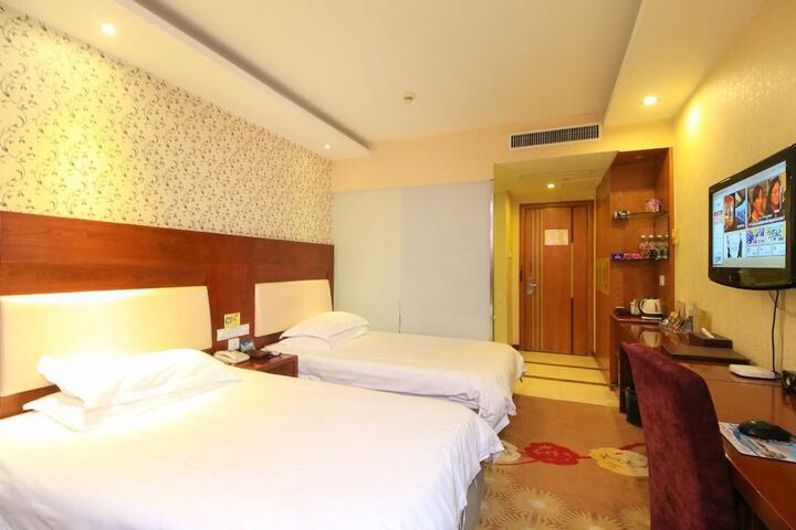 Room 4 of 18
