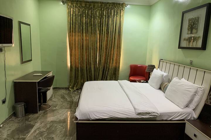 Room 10 of 18