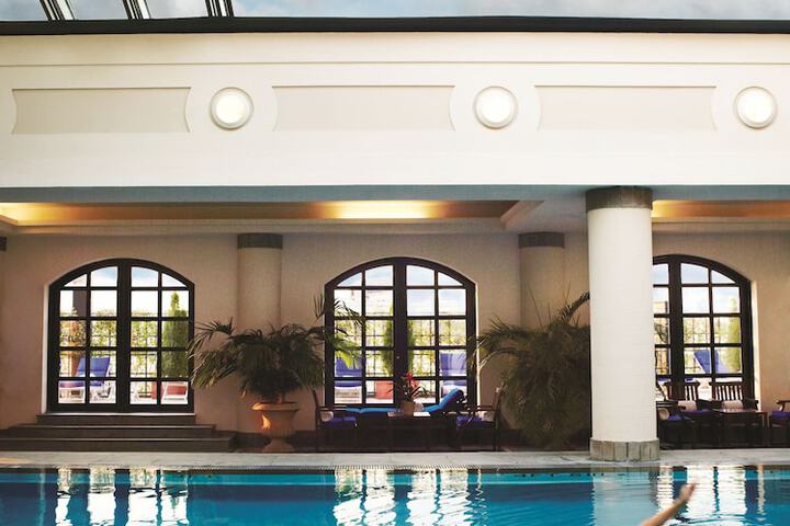 Indoor/outdoor pool