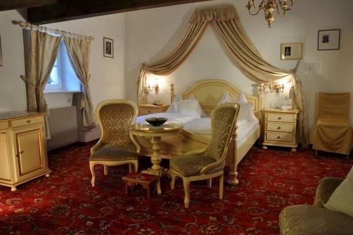Room 5 of 25