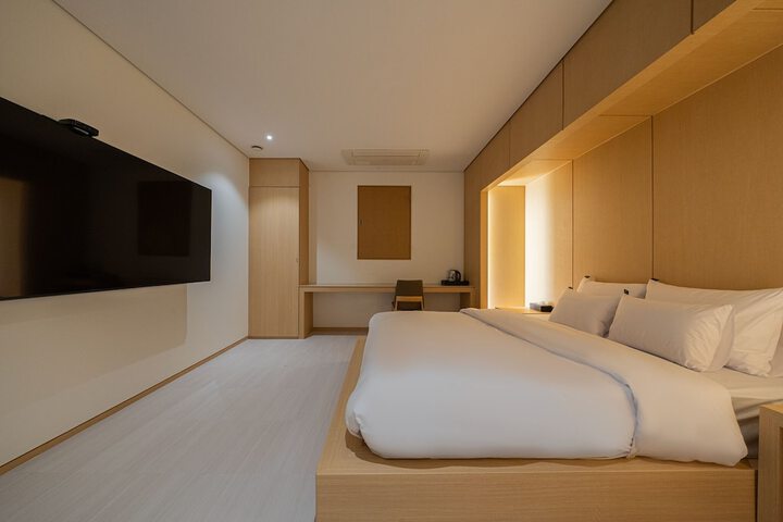 Room 15 of 104
