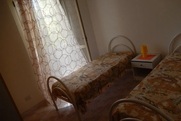 Room 4 of 13
