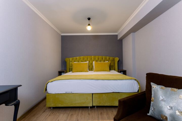 Room 4 of 7