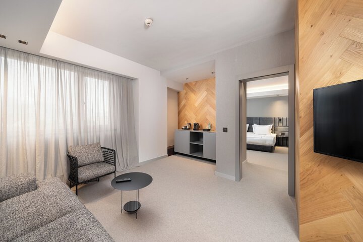 Room 32 of 64