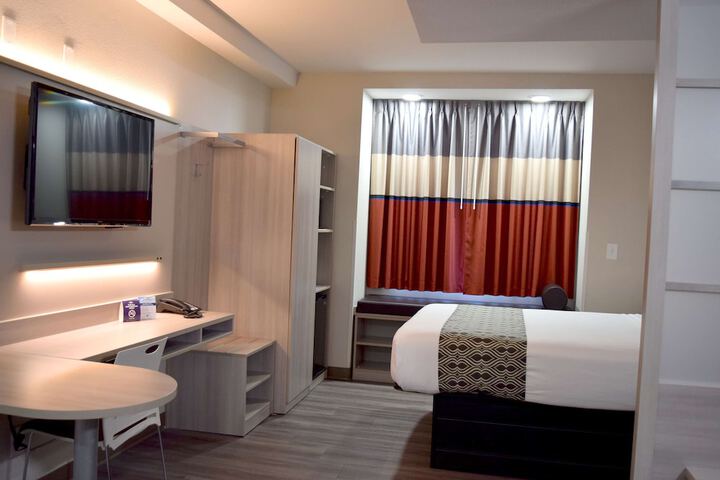 1 Queen Bed Mobility Accessible (18 of 31)