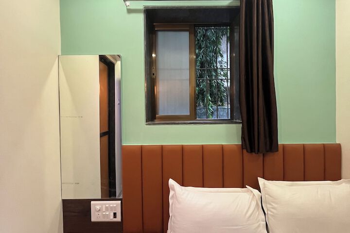 Room 13 of 18