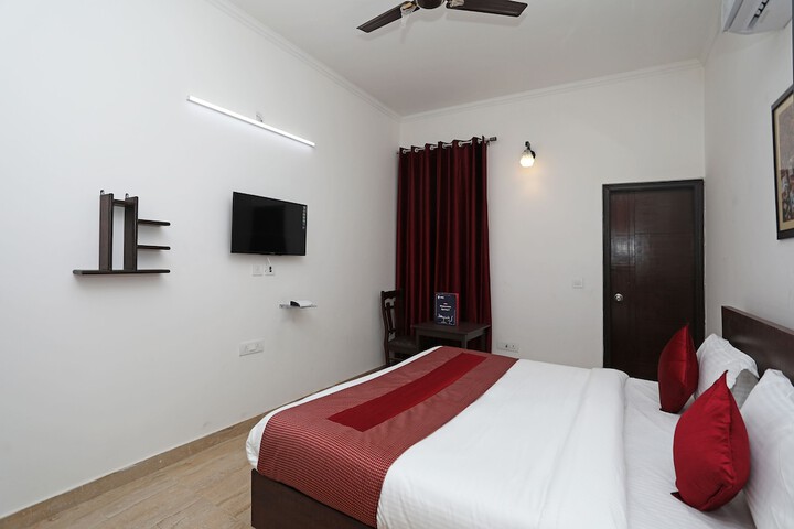 Room 8 of 18