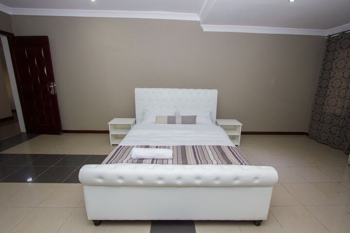 Room 12 of 27