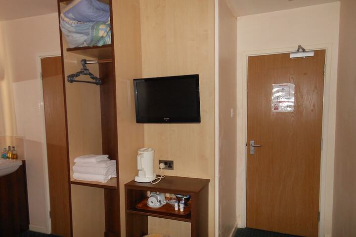 Room 5 of 104