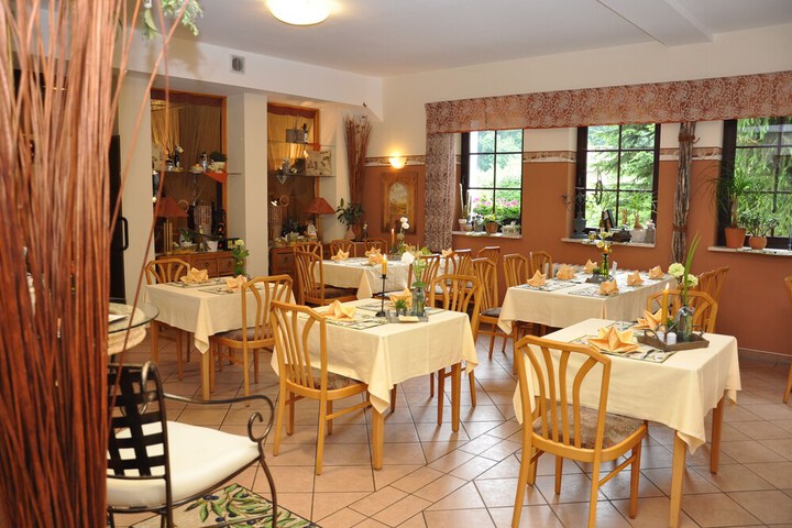 Dining 14 of 25