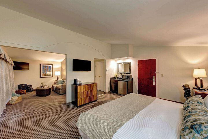 1 King Bed (12 of 27)