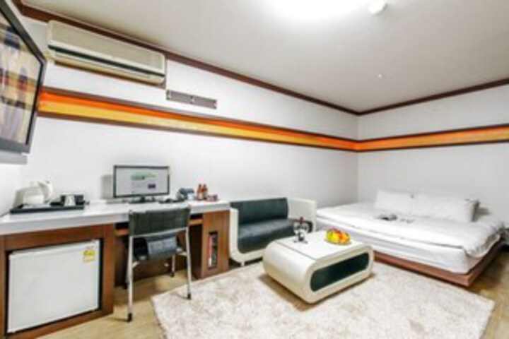 Room 19 of 37