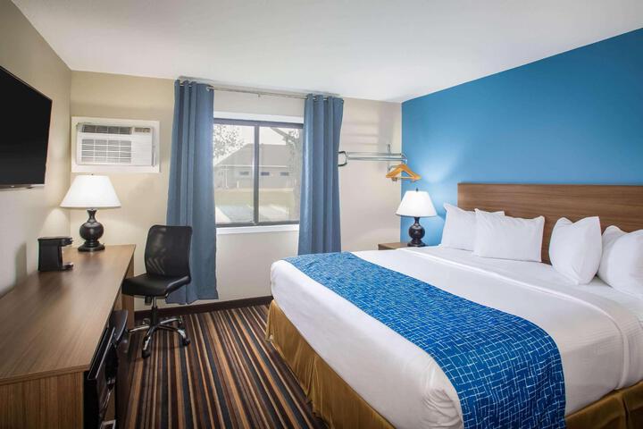 2 Queen Beds (3 of 8)
