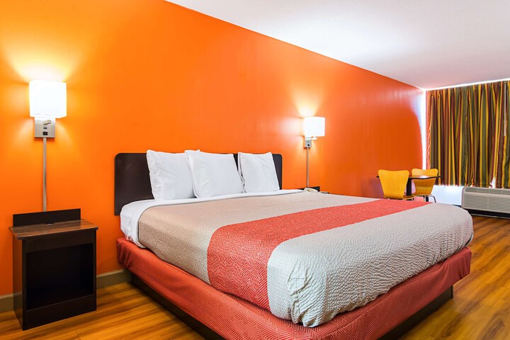 1 King Bed Micfridge (3 of 12)