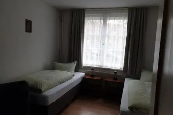 Room 2 of 10