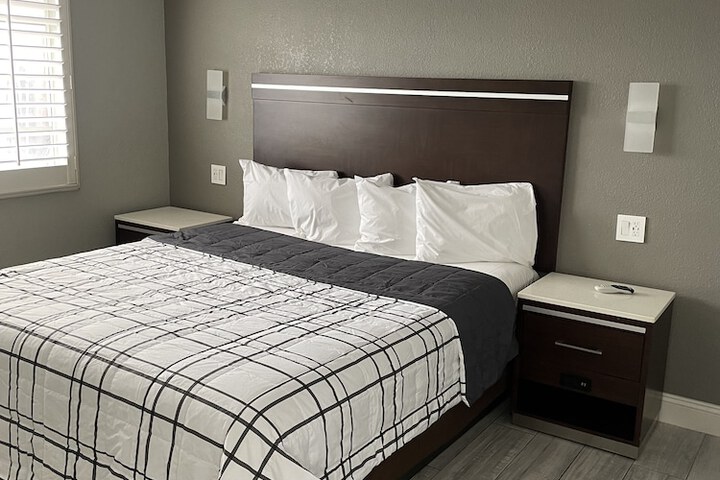 1 King Bed (3 of 8)
