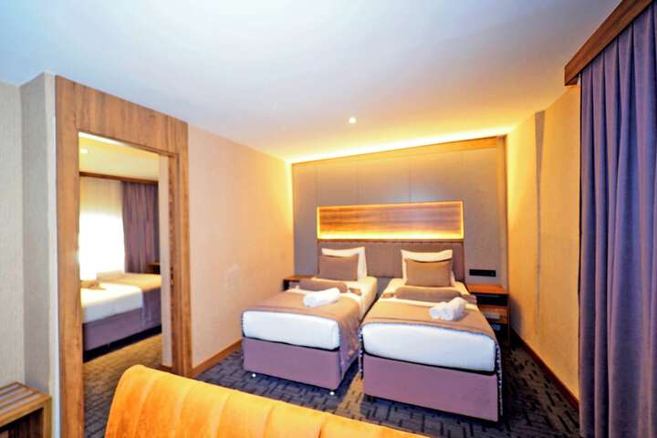Room 16 of 38