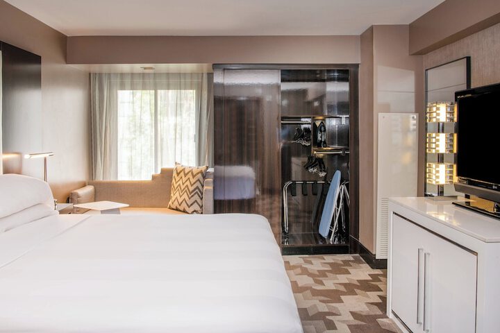 Room 28 of 108