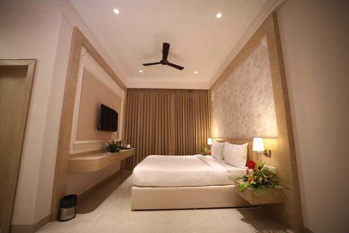 Room 16 of 28