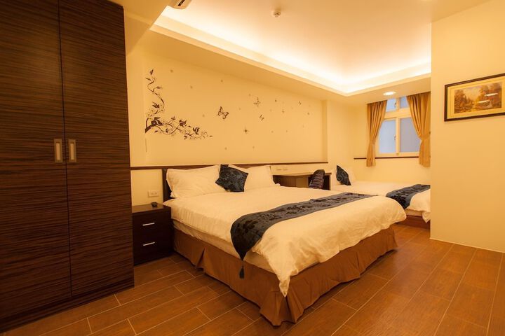 Room 6 of 18