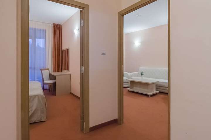 Room 7 of 48