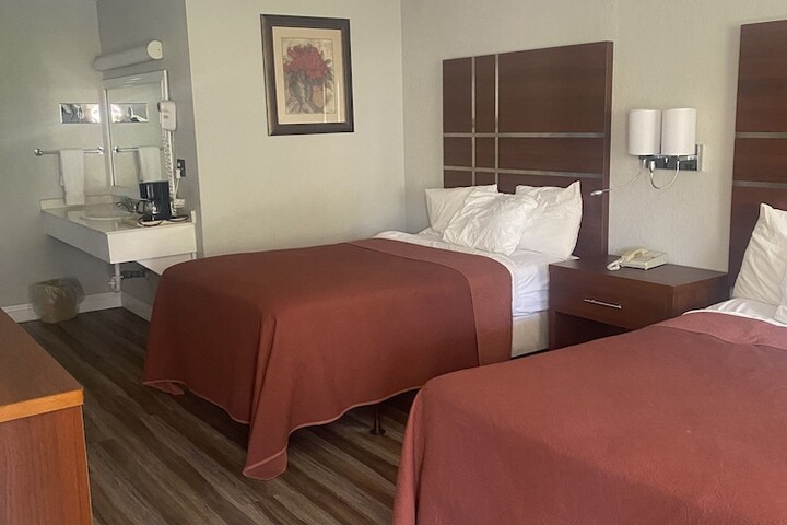 2 Double Beds (3 of 6)
