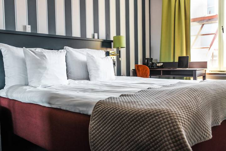 Room 32 of 102