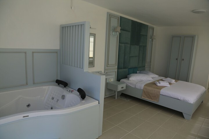 Room 15 of 125