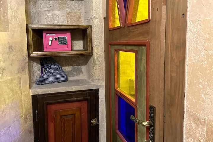 Room 3 of 75