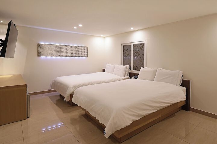 Room 17 of 44