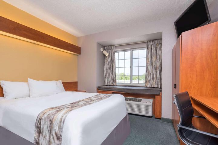 1 Queen Bed Accessible Room (15 of 26)