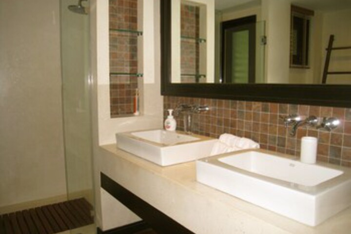 Room 4 of 42
